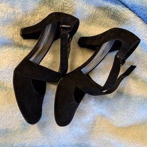 Cross strap round toe heels